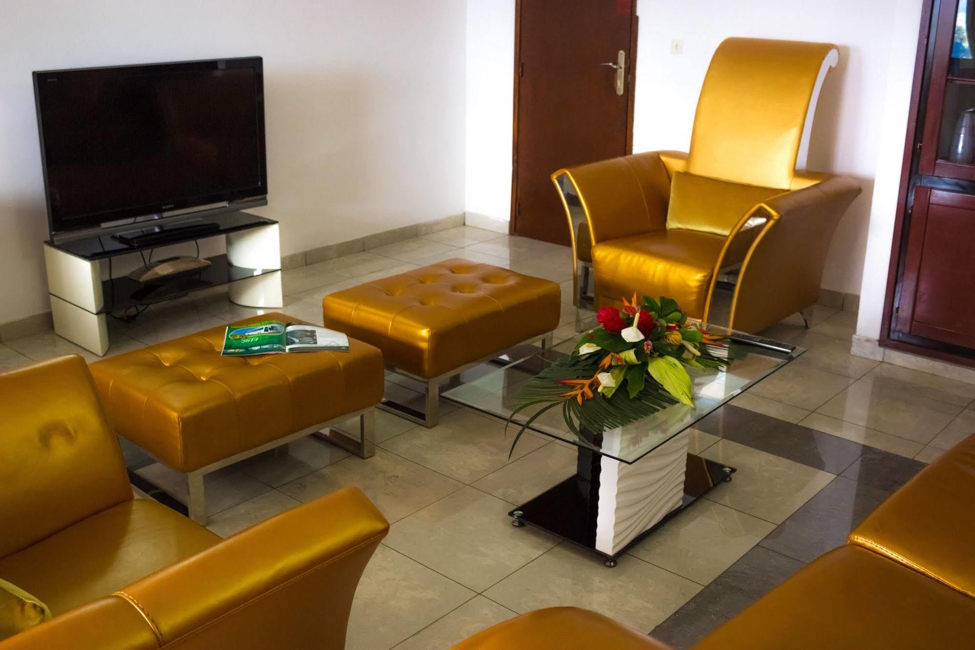 Hotel Azur Яунде Экстерьер фото