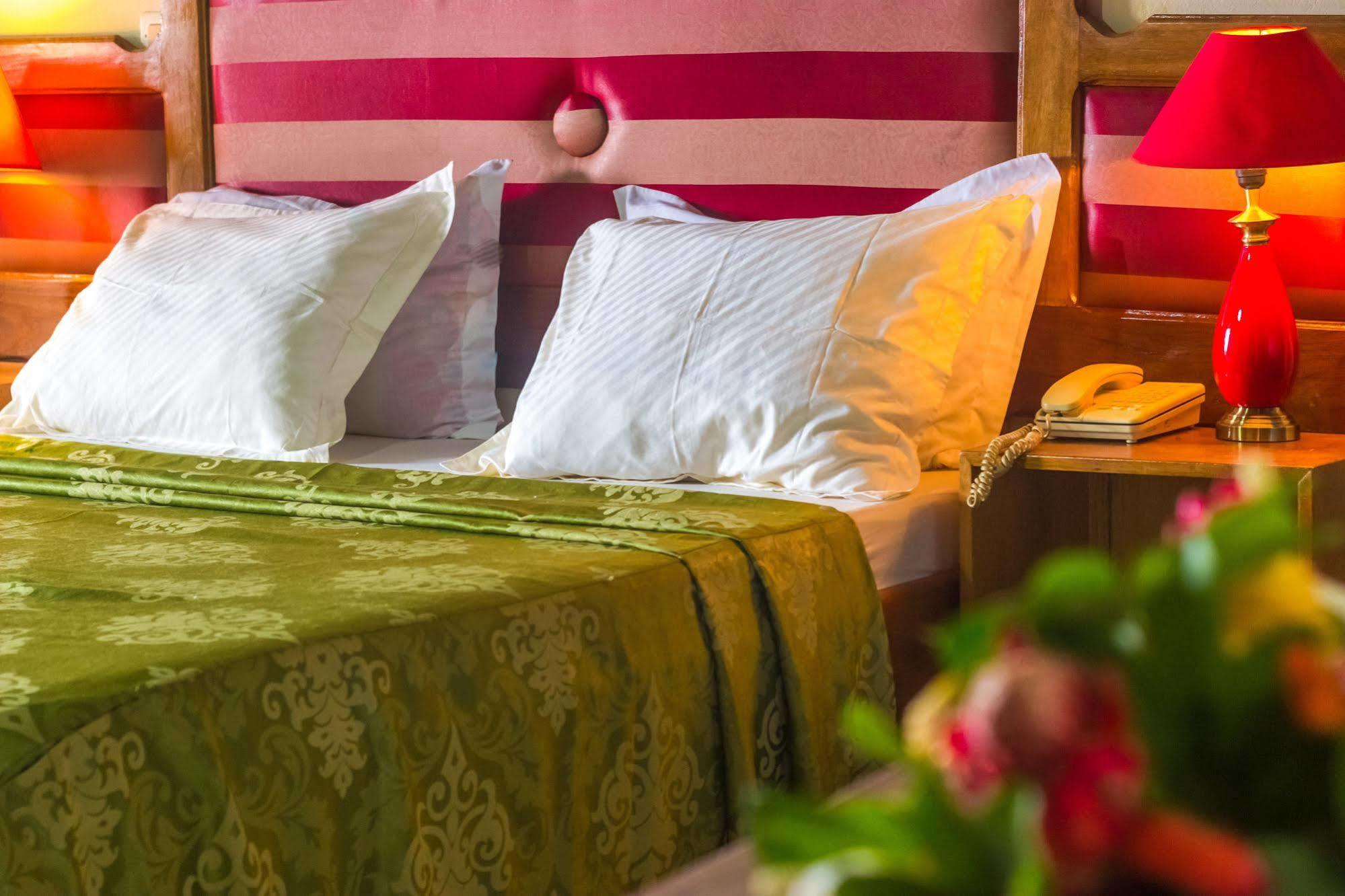 Hotel Azur Яунде Экстерьер фото